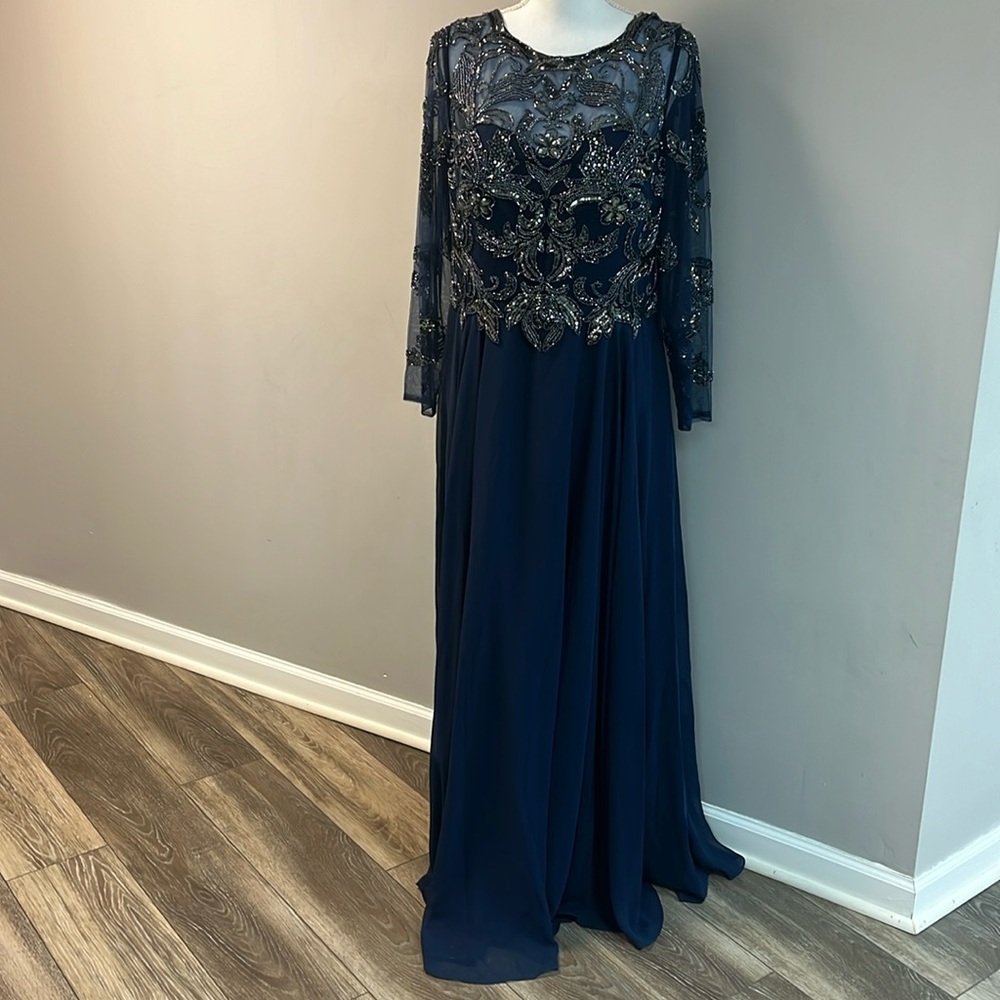 Navy size 16P beautiful and elegant gown! Sequins and detail are stunning.